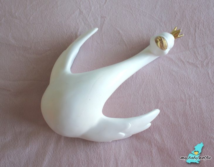 swan with crown wall decor