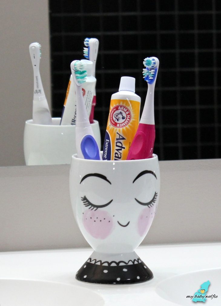 toothbrush holder eyelashes